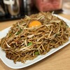 三久 - 料理写真:生玉子入り大盛りやきそば
