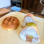 Rindo Bakery - 料理写真:リンドウメロンパンとおむすびクロワッサン２種類