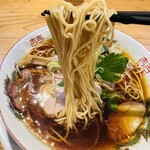 自家製麺 うろた - 醤油の純鶏そば　麺リフト