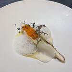 ブラッスリー リーヌ - 真鯛のポワレ。毎度のことながらパリパリの皮と身のしっとり感のバランスが絶妙。白いおソースと思っていたら、真鯛の下にはビーツが敷かれていて、食べ進めるにつれて、とってもフルーティな味わいに変化してく。