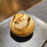 ブラッスリー リーヌ - このパン、最高！おこげ部分が風味豊か。