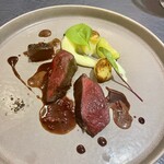ブラッスリー リーヌ - 本州鹿もも肉。低温調理だからしっとり、うまみ凝縮。全く臭みはない。ベリーソースの野性っぽさも相まって、森の生きものを感じる一皿に。
