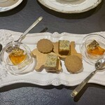 ブラッスリー リーヌ - 小菓子。パッションフルーツにアールグレイのゼリー、焼きみかんの三位一体感に驚いた。焼きみかんて、おいしいんだなぁ。焦げ目が絶妙。