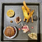 ブラッスリー リーヌ - オードブル。豚足とピクルスのゼリーよせ。野菜のなますシュー。カラメリゼしたレバームースをのせたパテドカンパーニュ。マッシュルームと松茸のキッシュ。竹炭をまとわせたポークリエット。フォアグラどら焼き。