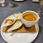 ブラッスリー リーヌ - スープドポワソン。ベースのスープは塩気が穏やかで、見た目の濃厚さからは意外なほどサッパリ。クルトン、チーズなどを加えることで、コクが足されて奥深さが増していく。サフランのマヨネーズとの相性が抜群。