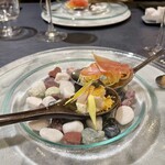 ブラッスリー リーヌ - アミューズ。手前はモッツァレラチーズと水蛸にカラスミでアクセント。チーズと蛸の食感の違いが面白い。噛めば噛むほど出てくる蛸の旨みに、自家製カラスミの絶妙な塩加減がよく合う。