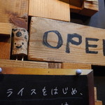 くるまり - お店の扉横。