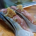 むらさき寿司 - 石巻産の〆鯖握り（生姜で）。