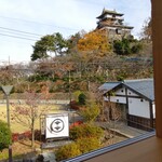 そば処 丸岡城御門庵 - 丸岡城を背景に
