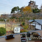 そば処 丸岡城御門庵 - 丸岡城をバックに