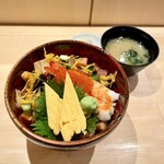 鮨と酒 魚ヒ日 - ばらちらし 竹（デフォルト）→卵焼きと大葉でネタが見えないので盛り付けを変えてみました！
