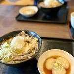 白鳥十郎そば本舗 - 冷たい肉そばと納豆餅のセットに大根おろしトッピング