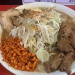 ラーメン鷹の目 - 料理写真:味噌モツ煮ラーメン（ニンニク辛揚げ七味）1,300円