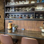 Soup Well - カウンター　たくさんのスパイスが並んでます