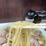 新橋ニューともちん - チャーシューメン、麺リフト