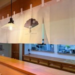 麺華 春は桜に牡丹 - 和を感じさせる内装