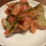 ビストロ ル フルール - トマトのブルスケッタ　858円　写真は1/2量