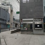 厨 七代目松五郎 - マークシティを出て横断歩道を渡り交番の脇を入る