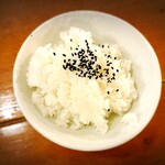 La むめい狼 - お代わりご飯にはこのようにごま塩がのってます