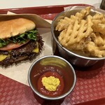 CENTRAL BURGER SHOP - お好みでのケチャップとマスタードはハインツのやつ