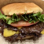 CENTRAL BURGER SHOP - 中はジューシーで外側がカリカリのパティ