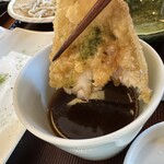 そば処まるた - 【2025.11.24(月)】白身魚天ぷらをスープに付けた