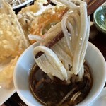 そば処まるた - 【2025.11.24(月)】麵をスープに付けた