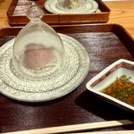 銀座 炎 田むら - 炭の香りを閉じ込めた甘鯛の焼き霜造り、ポン酢