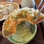 そば処まるた - 【2025.11.24(月)】南瓜天ぷらに抹茶塩を付けた