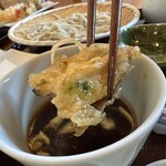 そば処まるた - 【2025.11.24(月)】茄子天ぷらをスープに付けた