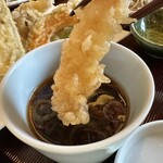 そば処まるた - 【2025.11.24(月)】エビ天ぷらをスープに付けた