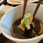 そば処まるた - 【2025.11.24(月)】獅子唐天ぷらをスープに付けた