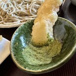 そば処まるた - 【2025.11.24(月)】エビ天ぷらに抹茶塩を付けた