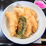 割烹かたやま - なまずが３枚、あとはピーマン・蓮根・さつまいもという構成