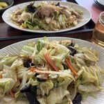 山口食堂 - 手前が野菜炒め、奥は肉入り野菜炒め