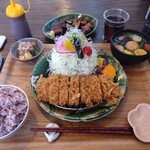 ぽくぽく - とんかつ120g、生姜焼き120ｇ、これで野菜半分、圧巻のボリューム。