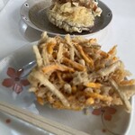 手打ちそばやさん うどんやさん 白虎 - ごぼうとにんじんのかき揚げ、さつまいも・蓮根・ちくわの天ぷら（ともに150円）