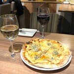 CONA - ゴルゴンゾーラのメープルシロップピザと白ワイン