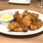 CONA - ハニーマスタードソースの鶏の唐揚げ