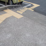 ぱにーに - 階段にまで点字ブロック。配慮が嬉しいです!!