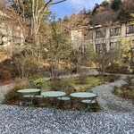 万平ホテル カフェテラス - 中庭　ちと寒い