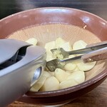 ふくちゃんラーメン - 生ニンニクをクラッシュ　ここに来たら必須です
