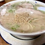 ふくちゃんラーメン 田隈本店 - ラーメン　卓上のゴマをトッピング