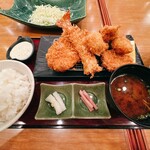 新宿さぼてん 長町ザ・モール店 - →ロースの上にエビフライ、エビフライの横にクリームコロッケ→クリームコロッケの横に牡蠣フライ2個↓牡蠣フライの下にヒレカツ(^-^)