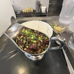 東京ボンベイ - ✅キーマカレー(鶏・野菜) ＲＥＤ中盛¥1.100！
      　※赤(RED・・赤は激辛)
      　※ご飯は中盛り迄無料♪
      　※大盛りは＋¥100になっていました
      　※ピクルス、アイスミニチャイ付き