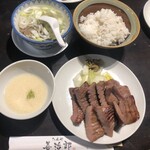 たんや善治郎 - 牛たん定食5枚10切れ3100円税別、これくらい食べないと食べた気がしない。
