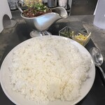 東京ボンベイ - ✅キーマカレー(鶏・野菜) ＲＥＤ中盛¥1.100！
      　※赤(RED・・赤は激辛)
      　※ご飯は中盛り迄無料♪
      　※大盛りは＋¥100になっていました
      　※ピクルス、アイスミニチャイ付き