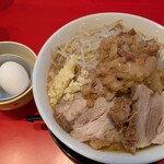 限界を超えろ　青森 - 料理写真:ラーメン豚2枚300g、生卵