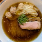 Ramen FeeL - 琥珀色のスープ。カエシと鶏でこの日はカエシを強く感じました。