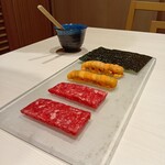 西麻布けんしろう - 【１品目...傑作をその手に】 和牛の雲丹ユッケドッグ 〜目の前仕上げ〜